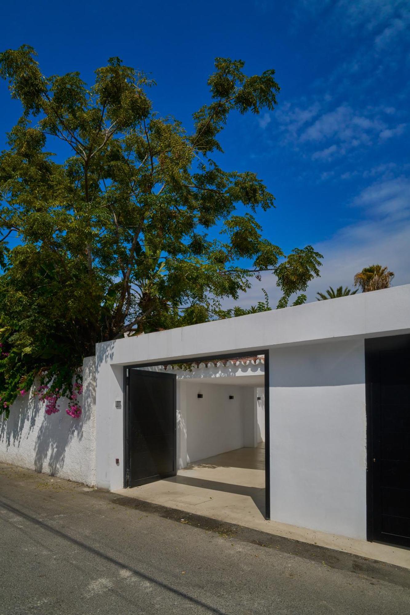 Peman Luxurious Beachside Villa Marbella