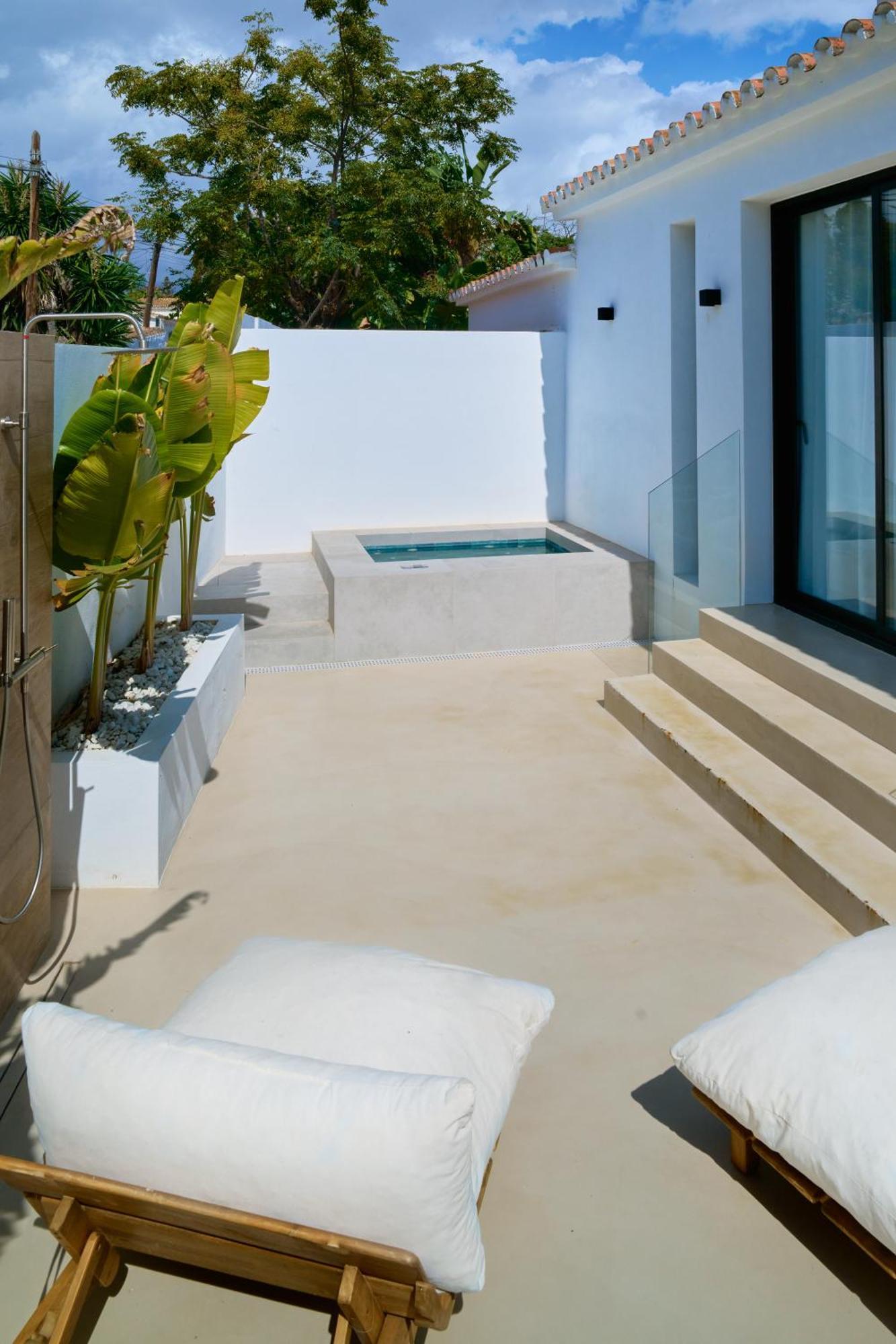 Peman Luxurious Beachside *