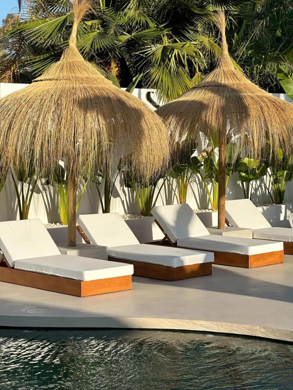 Peman Luxurious Beachside *