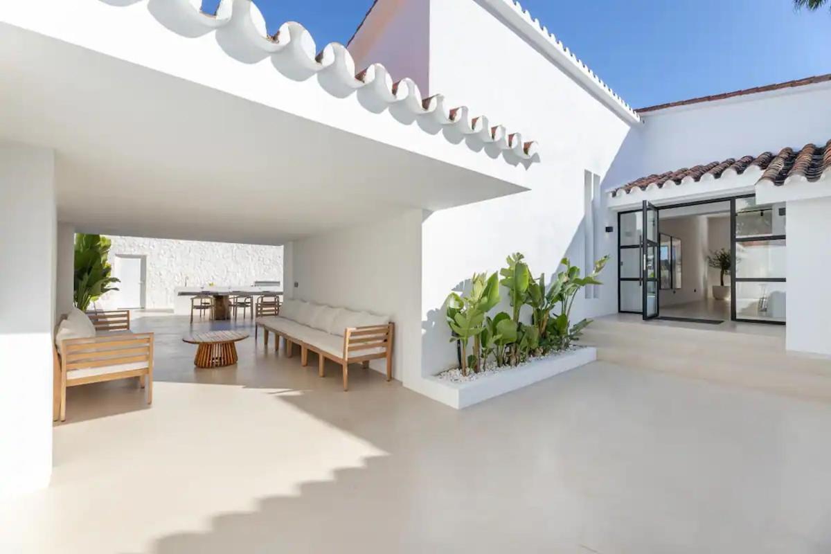 Peman Luxurious Beachside Villa *