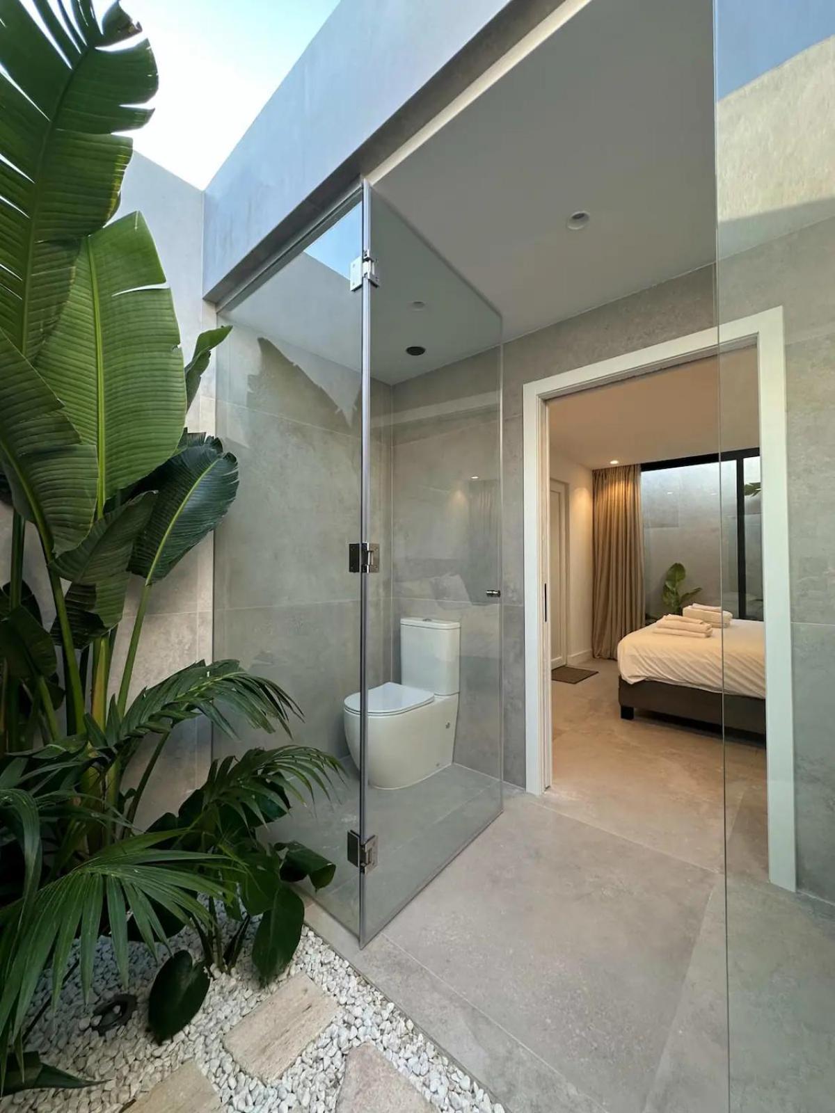 Peman Luxurious Beachside Villa *