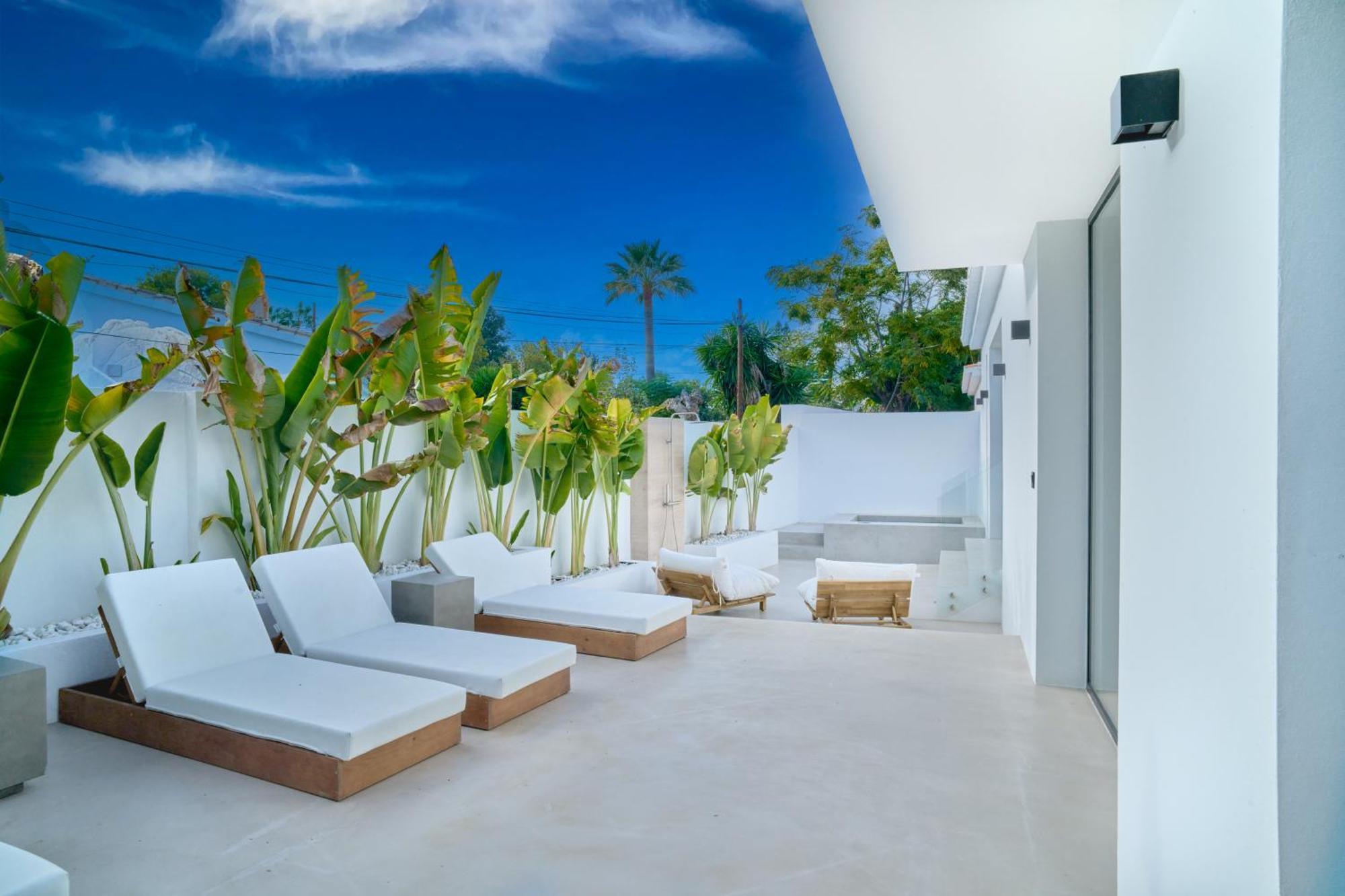 Peman Luxurious Beachside Villa *