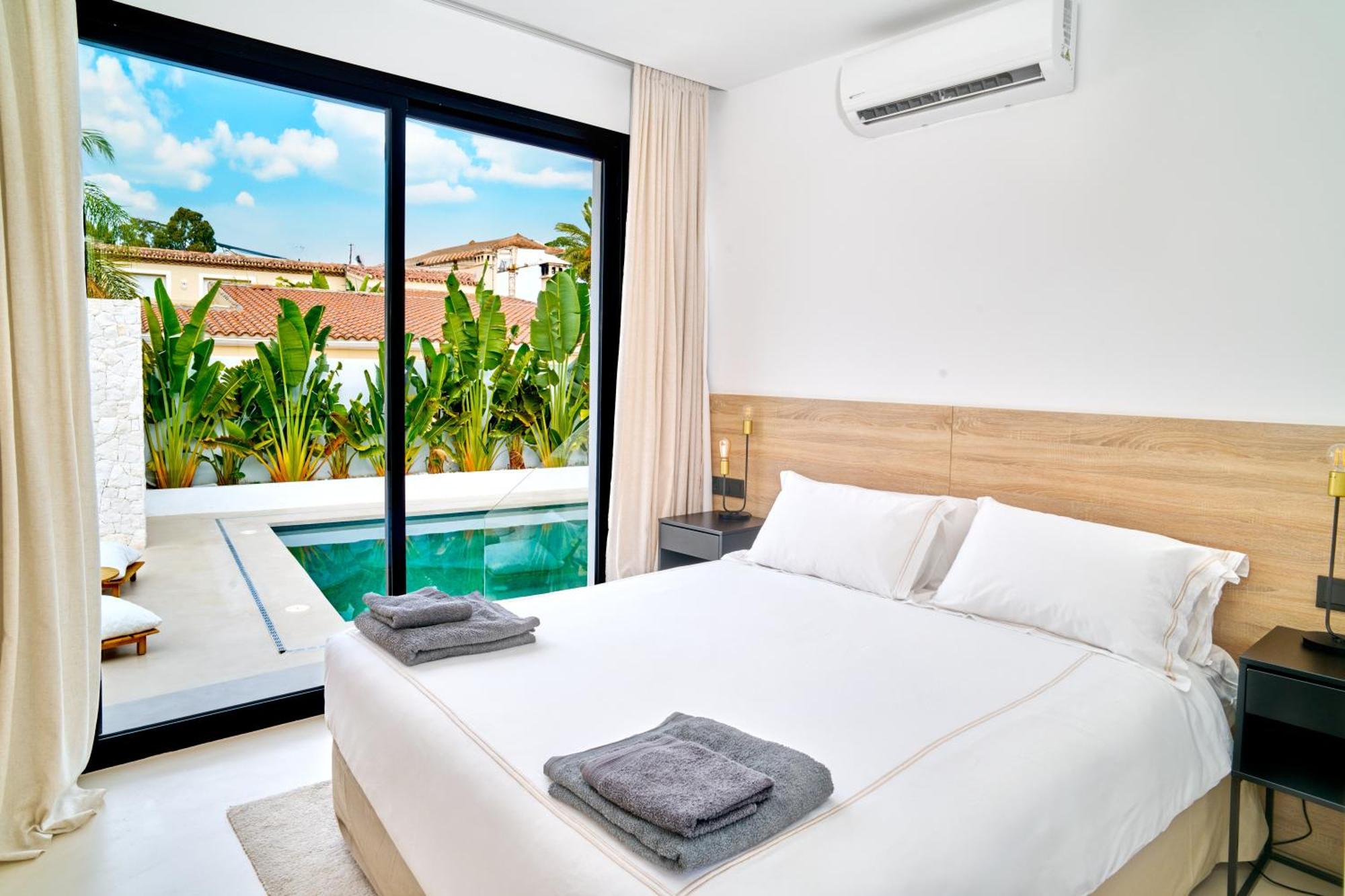 Peman Luxurious Beachside Villa *