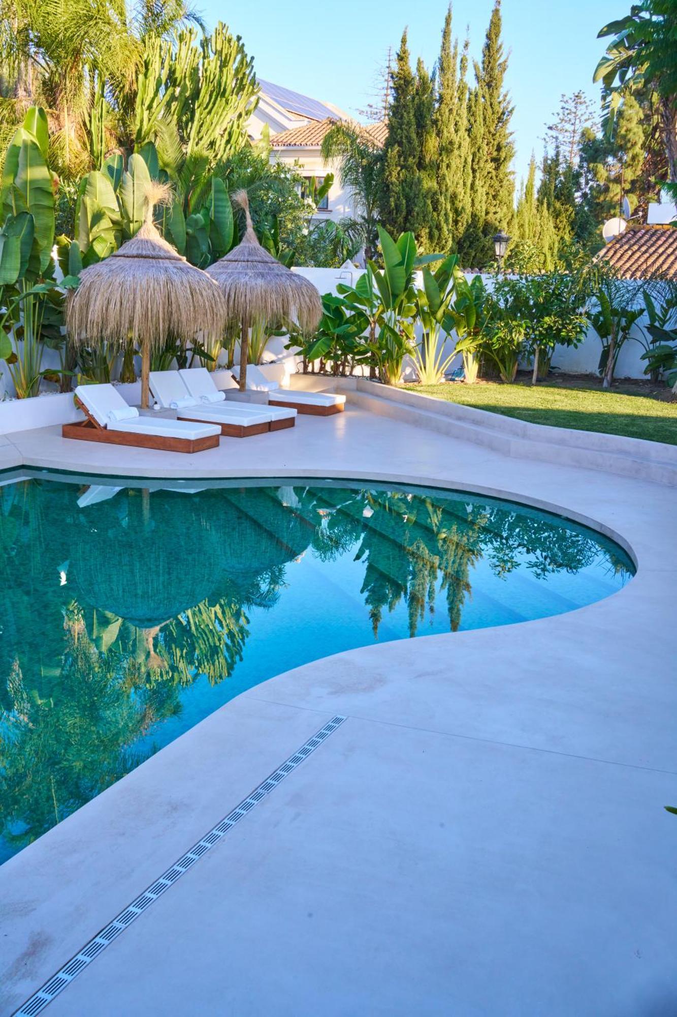 Peman Luxurious Beachside Villa *