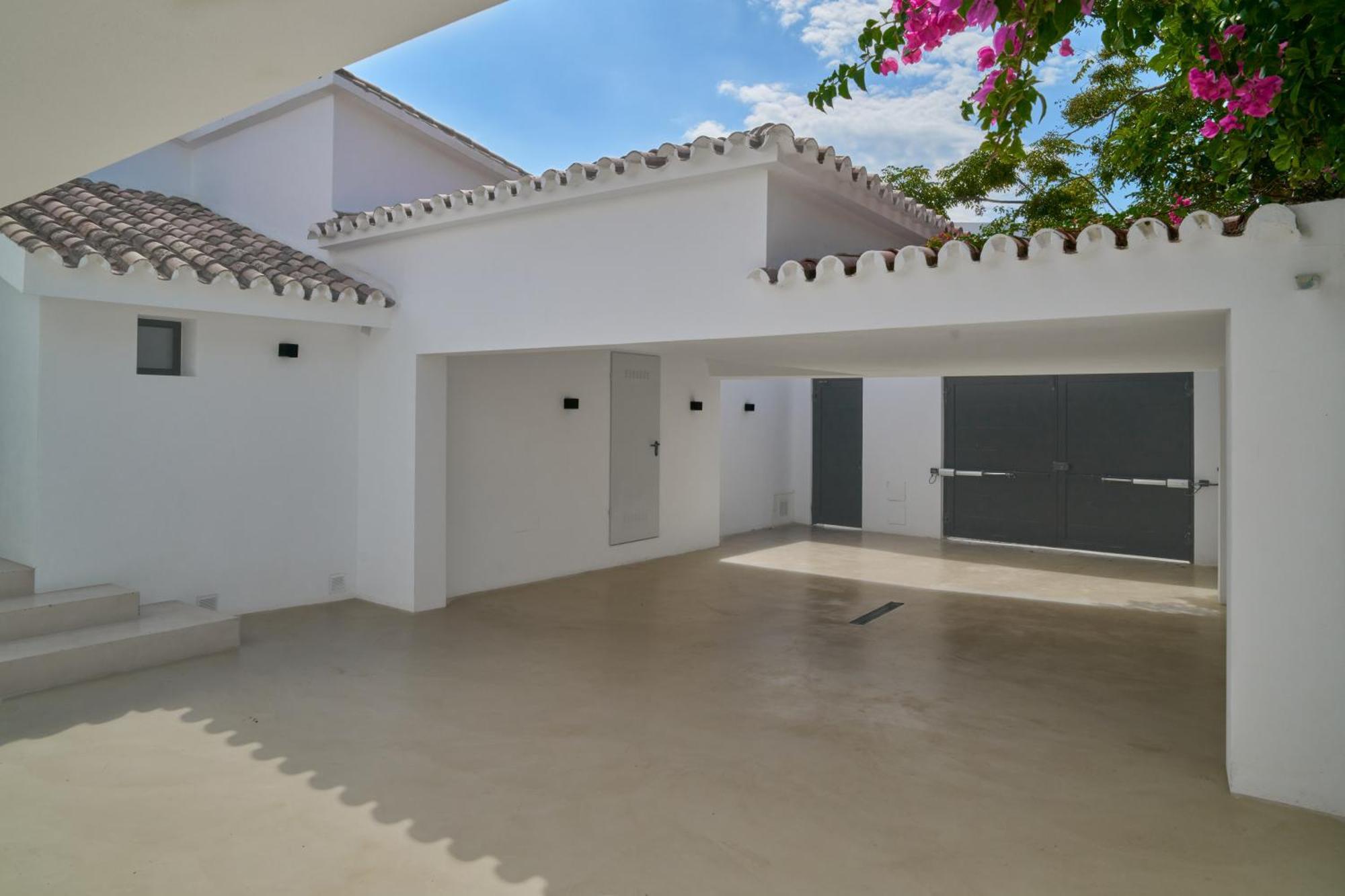 Peman Luxurious Beachside