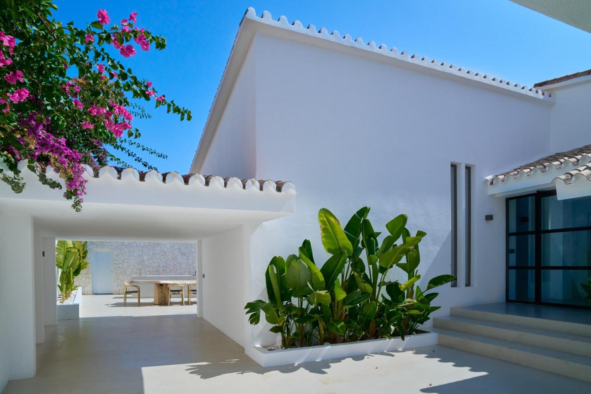 Peman Luxurious Beachside Villa *