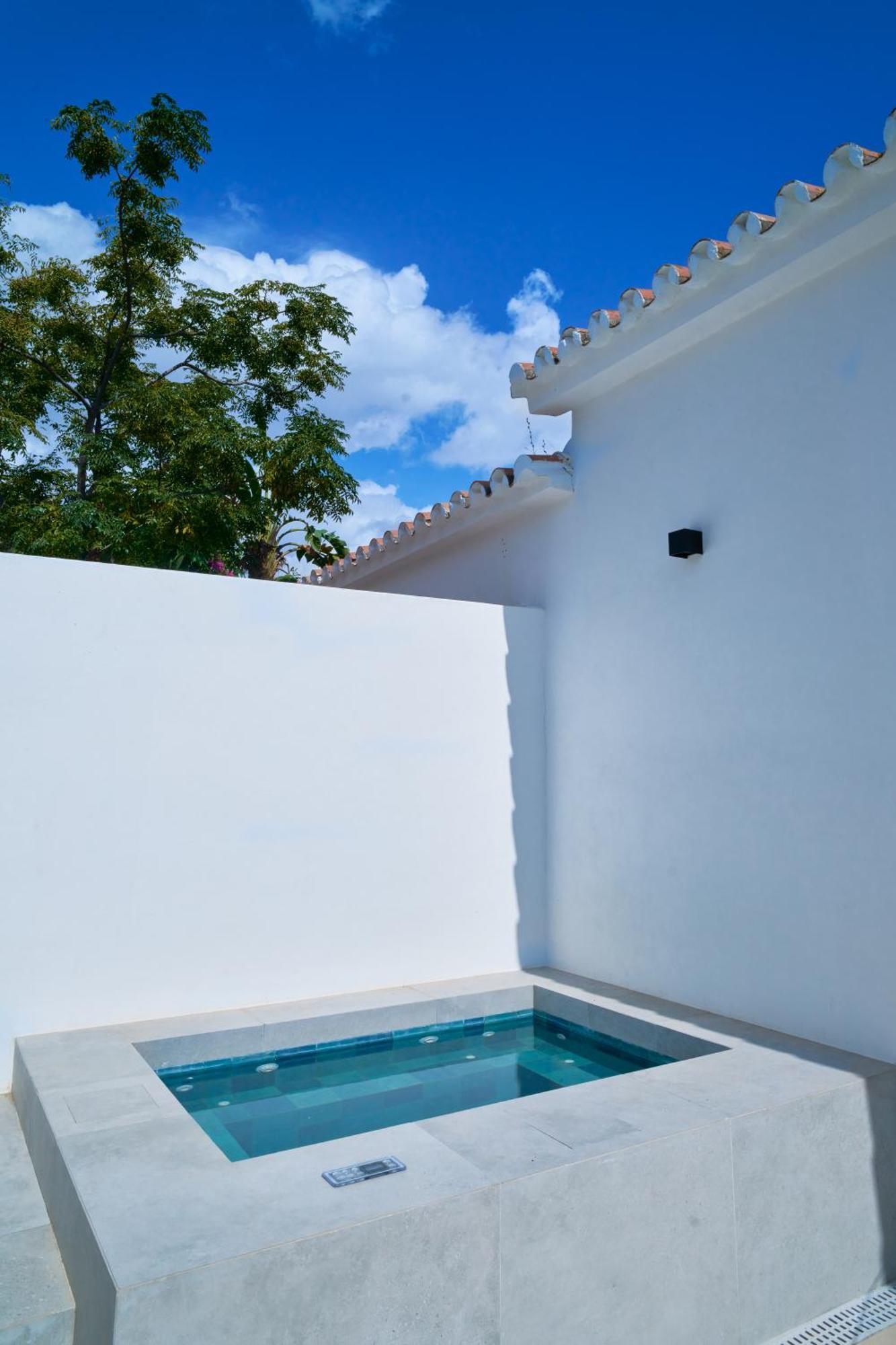 Peman Luxurious Beachside *