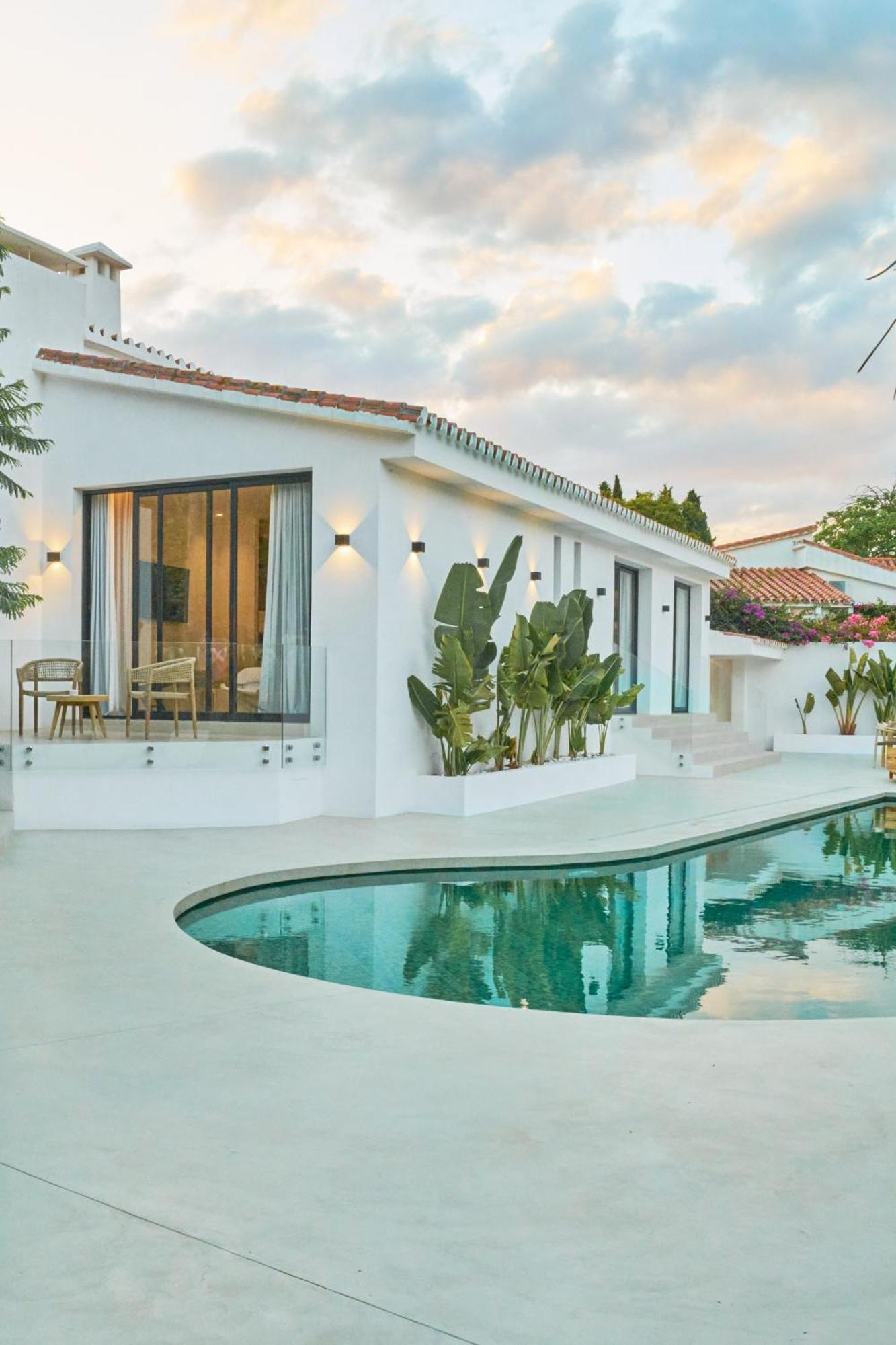 Peman Luxurious Beachside Villa *